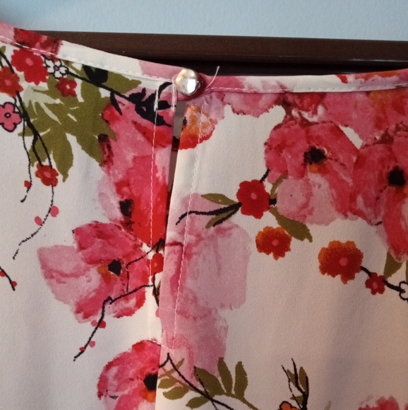 EST. 1946 size large color is pinks, cream and green. Has a floral design - Picture 4 of 8